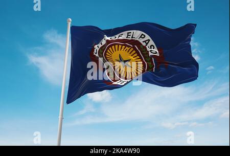 Offizielle Flagge von El Paso, Texas Unbanden Staaten von Amerika bei bewölktem Himmel Hintergrund bei Sonnenuntergang, Panoramablick. USA Reisen und patriotische Konzept. Kopie spc Stockfoto