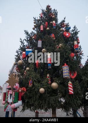Großer, grüner Weihnachtsbaum auf dem Platz an einem Tag. Stockfoto