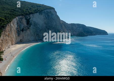 Eine allgemeine Ansicht von Porto Katsiki, Insel Lefkada, Griechenland. Zeigt das kristallklare Meer und den Sandstrand unter dramatischen Klippen. Stockfoto