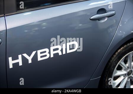 Bukarest, Rumänien - 06. Oktober 2022: Ein Hybrid-Auto wird während der Bucharest Auto Show gesehen. Dieses Bild ist nur für redaktionelle Zwecke bestimmt. Stockfoto