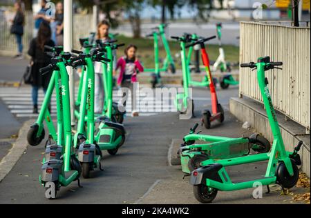 Bukarest, Rumänien - 07. Oktober 2022: Bolt-Elektroroller sind falsch geparkt und blockieren den Zugang auf dem Bürgersteig in Bukarest. Dieses Bild ist für Eito Stockfoto