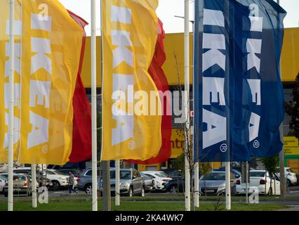 Bukarest, Rumänien - 07. Oktober 2022: Frontflaggen des IKEA Bucharest Baneasa Stores, im Norden von Bukarest, Rumänien. Stockfoto