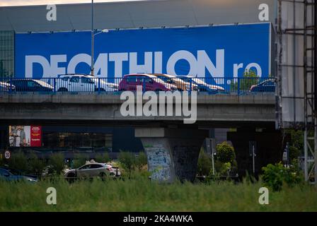 Bukarest, Rumänien - 07. Oktober 2022: Autos im Verkehr zur Hauptverkehrszeit auf der Nationalstraße Nr. 1 1 an der Ausfahrt aus Bukarest in Richtung Ploiesti. Stockfoto