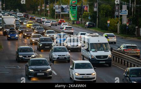 Bukarest, Rumänien - 07. Oktober 2022: Autos im Verkehr zur Hauptverkehrszeit auf der Nationalstraße Nr. 1 1 an der Ausfahrt aus Bukarest in Richtung Ploiesti. Stockfoto