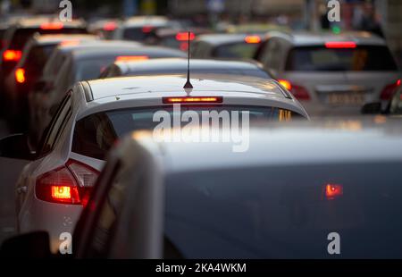 Bukarest, Rumänien - 18. Oktober 2022: Autos im Verkehr zur Hauptverkehrszeit auf einer Straße in der Innenstadt von Bukarest. Stockfoto