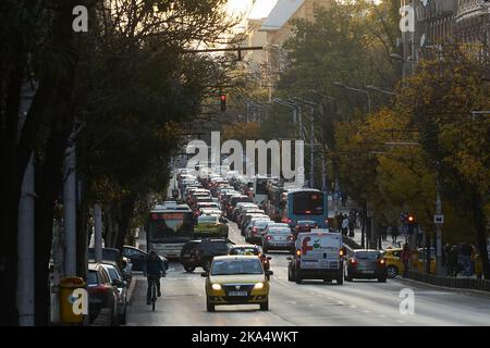 Bukarest, Rumänien - 18. Oktober 2022: Autos im Verkehr zur Hauptverkehrszeit auf dem Regina Elisabeta Boulevard. Stockfoto