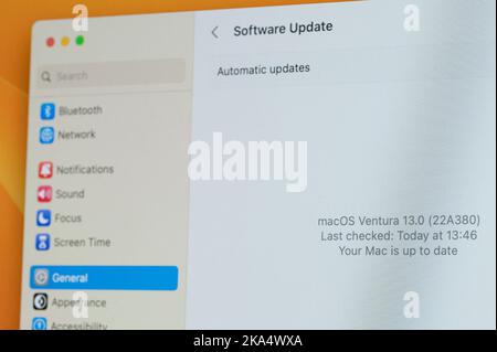 New york, USA - 31. Oktober 2022: Das neue macOS Ventura-System in Nahaufnahme auf dem Laptop-Pixelbildschirm Stockfoto