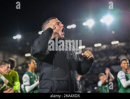 Plymouth, Großbritannien. 31. Oktober 2022. Steven Schumacher, Manager von Plymouth Argyle, feiert während des Sky Bet League 1-Spiels Plymouth Argyle gegen Exeter City einen Sieg in Vollzeit im Home Park, Plymouth, Großbritannien, 31.. Oktober 2022 (Foto von Stanley Kasala/Nachrichtenbilder) in Plymouth, Großbritannien am 10/31/2022. (Foto von Stanley Kasala/News Images/Sipa USA) Quelle: SIPA USA/Alamy Live News Stockfoto