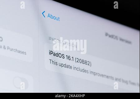 New york, USA - 31. Oktober 2022: Neue IpadOs veröffentlichen Nahaufnahme auf dem Tablet-Pixel-Bildschirm Stockfoto