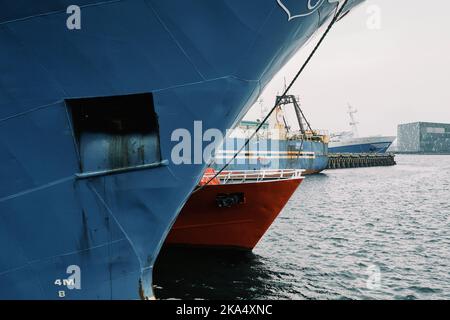 Bögen von Frachtern im plätschernden Meer Stockfoto