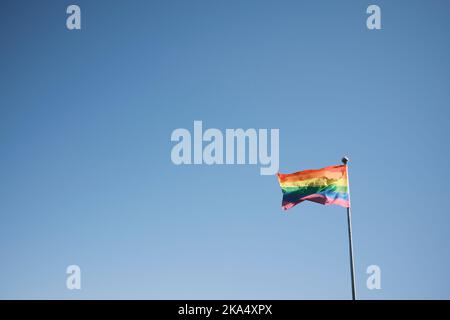 LGBT-Flagge gegen blauen Himmel Stockfoto