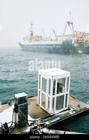 Altes Schiff schwimmt auf dem Meer Stockfoto