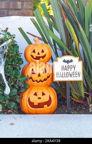 Eine Gruppe von drei Jack O' Lanterns, die gestapelt sind, um wie ein Schneemann auszusehen. Stockfoto