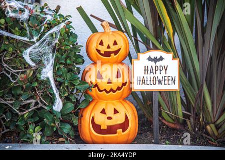 Eine Gruppe von drei Jack O' Lanterns, die gestapelt sind, um wie ein Schneemann auszusehen. Stockfoto