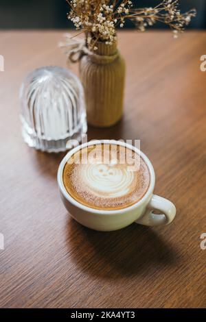 Halloween Kürbis Latte Kunst in Kaffeebecher Stockfoto