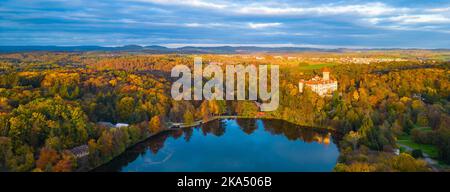 Konopiste mittelalterliche Burg und Konopistsky Wasserreservoir. Benesov, Tschechische Republik. Luftaufnahme von der Drohne. Stockfoto