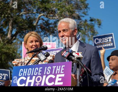 St. Petersburg, Florida, USA. 31. Oktober 2022. 31. Oktober 2022, St. Petersburg, Florida: Charlie Crist, der Kandidat des demokratischen Gouverneurs für Florida, hält vor der Abstimmung in seiner Heimatstadt St. Petersburg eine Pressekonferenz ab, wo er den amtierenden republikanischen Gouverneur verurteilte. Ron DeSantis' Weigerung, antisemitische Kommentare zu verurteilen, die bei einem College-Fußballspiel DeSantis gezeigt wurden, nahm am Wochenende Teil. (Bild: © Dominic Gwinn/ZUMA Press Wire) Stockfoto