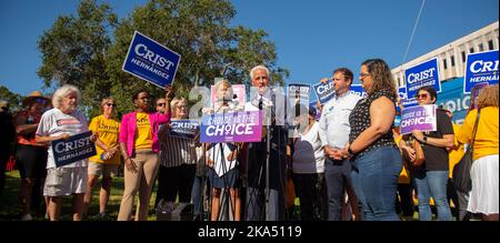 St. Petersburg, Florida, USA. 31. Oktober 2022. 31. Oktober 2022, St. Petersburg, Florida: Charlie Crist, der Kandidat des demokratischen Gouverneurs für Florida, hält vor der Abstimmung in seiner Heimatstadt St. Petersburg eine Pressekonferenz ab, wo er den amtierenden republikanischen Gouverneur verurteilte. Ron DeSantis' Weigerung, antisemitische Kommentare zu verurteilen, die bei einem College-Fußballspiel DeSantis gezeigt wurden, nahm am Wochenende Teil. (Bild: © Dominic Gwinn/ZUMA Press Wire) Stockfoto