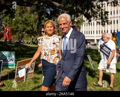 St. Petersburg, Florida, USA. 31. Oktober 2022. 31. Oktober 2022, St. Petersburg, Florida: Demokratischer Gouverneurskandidat für Florida, Charlie Crist, rechts, und sein Verlobter, Chelsea Grimes, Gehen Sie links zu einem Wahllokal, um früh in Crists Heimatstadt St. Petersburg zu wählen. (Bild: © Dominic Gwinn/ZUMA Press Wire) Stockfoto