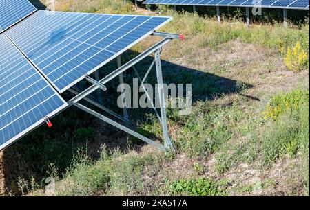 Nahaufnahme von Solarmodulen und deren Stützen in einem Solarpark. Stockfoto