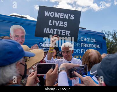 In den USA. 31. Oktober 2022. Charlie CRIST, der Kandidat des demokratischen Gouverneurs für Florida, hält das Zeichen einer Frauenrechtlerin hoch, die bei einem Wahlkampfstopp während einer staatenübergreifenden GOTV-Tour in der letzten Woche vor dem Wahltag „'Women's Lives Matter“ liest. (Bild: © Dominic Gwinn/ZUMA Press Wire) Stockfoto
