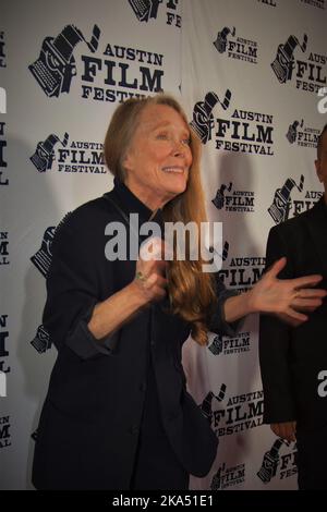 28. Oktober 2022, Austin, Texas, USA: Sissy Spacek auf dem roten Teppich zur Premiere des Films 'Sam & Kate' während des Austin Film Festivals 2022 im Paramount Theater. Das Familiendrama zeigt, wie die Stars echte Erwachsene Kinder spielen, die die erwachsenen Kinder ihres Charakters spielen. (Bild: © Jeff J. Newman/ZUMA Press Wire) Stockfoto