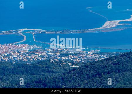 Eine Bergansicht der Insel Lefkada, Griechenland, zeigt die Hauptstadt und den Damm, der mit dem Festland verbunden ist. Stockfoto