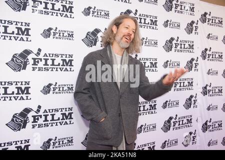 28. Oktober 2022, Austin, Texas, USA: Darren Le Gallo auf dem roten Teppich zur Premiere des Films 'Sam & Kate' während des Austin Film Festivals 2022 im Paramount Theater. Das Familiendrama zeigt, wie die Stars echte Erwachsene Kinder spielen, die die erwachsenen Kinder ihres Charakters spielen. (Bild: © Jeff J. Newman/ZUMA Press Wire) Stockfoto