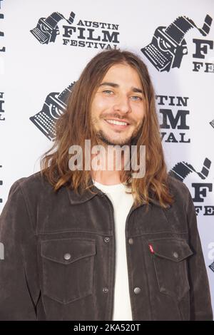 28. Oktober 2022, Austin, Texas, USA: Dylan McNamara auf dem roten Teppich für die Premiere des Films 'Sam & Kate' während des Austin Film Festivals 2022, im Paramount Theater. Das Familiendrama zeigt, wie die Stars echte Erwachsene Kinder spielen, die die erwachsenen Kinder ihres Charakters spielen. (Bild: © Jeff J. Newman/ZUMA Press Wire) Stockfoto