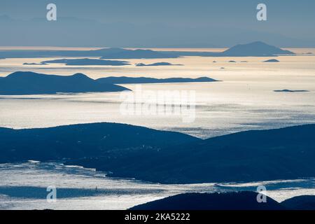 Luftaufnahme entfernter Inseln im Morgenlicht. Stockfoto