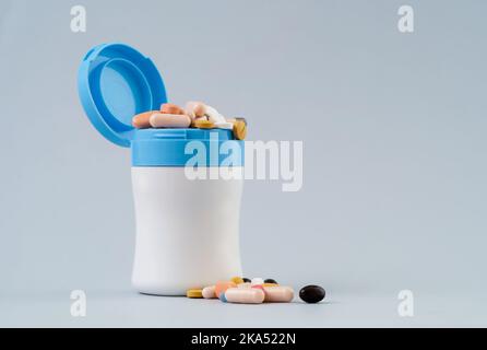Nahaufnahme Foto von verschiedenen Arten von Pillen und Medizin. Konzept von Abfall oder Recycling von Medikamenten. Stockfoto