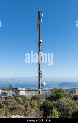 Ein Telekommunikationsturm auf einem Berggipfel. Stockfoto