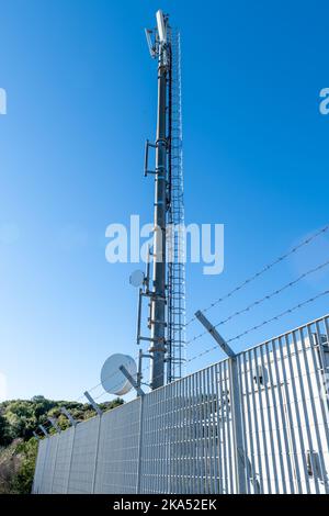 Ein Telekommunikationsturm auf einem Berggipfel. Stockfoto