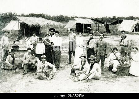 Die Überschrift von 1914 lautet: „Paraguay – trinkender Partner“. Yerba Mate ist ein Kräutertee. Dieser Tee, allgemein bekannt als Mate, ist in Teilen Südamerikas beliebt. Die Blätter und Zweige der Mate-Yerba-Pflanze werden getrocknet, typischerweise über einem Feuer, und in heißes Wasser eingetaucht, um einen Kräutertee zu machen. Stockfoto