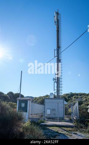 Ein Telekommunikationsturm auf einem Berggipfel. Stockfoto