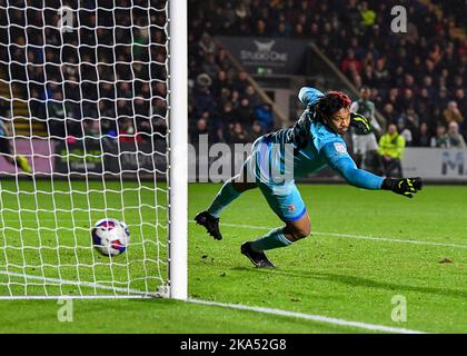 Plymouth, Großbritannien. 31. Oktober 2022. TOR 2-2 der Torhüter von Exeter City, Jamal Blackman (18), kann den Ball während des Spiels der Sky Bet League 1 in Plymouth Argyle gegen Exeter City im Home Park, Plymouth, Großbritannien, 31.. Oktober 2022 (Foto von Stanley Kasala/News Images) in Plymouth, Großbritannien am 10/31/2022 nicht aufhalten. (Foto von Stanley Kasala/News Images/Sipa USA) Quelle: SIPA USA/Alamy Live News Stockfoto