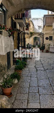 BARI, ITALIEN - 16. OKTOBER 2022: Aufrechter Blick auf eine kleine Wohnstraße in der Altstadt Stockfoto