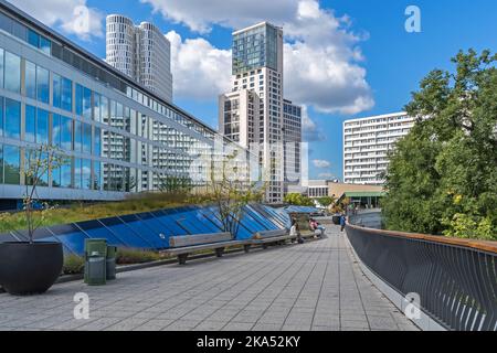 Berlin, Deutschland - 4. September 2022: Blick von der Terrasse des Bikini-Hauses auf die Skyline des Breitscheidplatzes mit Upper West (OR Stockfoto