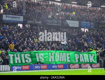 Plymouth, Großbritannien. 31. Oktober 2022. Plymouth Argyle mit großem Banner während des Sky Bet League 1-Spiels Plymouth Argyle gegen Exeter City im Home Park, Plymouth, Großbritannien, 31.. Oktober 2022 (Foto von Stanley Kasala/News Images) in Plymouth, Großbritannien am 10/31/2022. (Foto von Stanley Kasala/News Images/Sipa USA) Quelle: SIPA USA/Alamy Live News Stockfoto