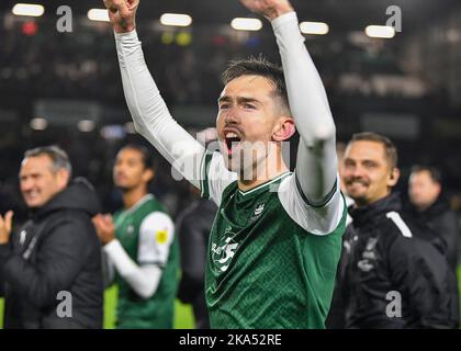 Plymouth, Großbritannien. 31. Oktober 2022. Plymouth Argyle-Stürmer Ryan Hardie (9) feiert während des Spiels der Sky Bet League 1 im Home Park, Plymouth, Großbritannien, 31.. Oktober 2022 (Foto von Stanley Kasala/News Images) in Plymouth, Großbritannien am 10/31/2022 einen Sieg in Vollzeit. (Foto von Stanley Kasala/News Images/Sipa USA) Quelle: SIPA USA/Alamy Live News Stockfoto