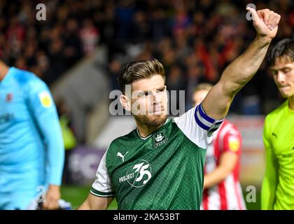 Plymouth, Großbritannien. 31. Oktober 2022. Plymouth Argyle Mittelfeldspieler Joe Edwards (8) tritt vor dem Anstoß während des Sky Bet League 1-Spiels Plymouth Argyle gegen Exeter City im Home Park, Plymouth, Großbritannien, 31.. Oktober 2022 (Foto von Stanley Kasala/News Images) in Plymouth, Großbritannien am 10/31/2022. (Foto von Stanley Kasala/News Images/Sipa USA) Quelle: SIPA USA/Alamy Live News Stockfoto