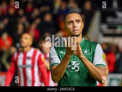 Plymouth, Großbritannien. 31. Oktober 2022. Der Verteidiger von Plymouth Argyle Brendan Galloway (22) tritt vor dem Anstoß während des Spiels der Sky Bet League 1 Plymouth Argyle gegen Exeter City im Home Park, Plymouth, Großbritannien, 31.. Oktober 2022 (Foto von Stanley Kasala/News Images) in Plymouth, Großbritannien am 10/31/2022. (Foto von Stanley Kasala/News Images/Sipa USA) Quelle: SIPA USA/Alamy Live News Stockfoto