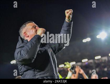 Plymouth, Großbritannien. 31. Oktober 2022. Steven Schumacher, Manager von Plymouth Argyle, feiert während des Sky Bet League 1-Spiels Plymouth Argyle gegen Exeter City einen Sieg in Vollzeit im Home Park, Plymouth, Großbritannien, 31.. Oktober 2022 (Foto von Stanley Kasala/Nachrichtenbilder) in Plymouth, Großbritannien am 10/31/2022. (Foto von Stanley Kasala/News Images/Sipa USA) Quelle: SIPA USA/Alamy Live News Stockfoto