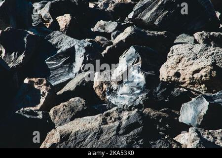 Nahaufnahme von Obsidian in den Steinhaufen geschmolzen. Stockfoto