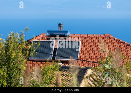 Inländische Solarzellen auf einem Dach für Warmwasserbereitung. Stockfoto