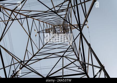 Ein Blick nach oben von innen auf einen Strompylon oder einen Sendeturm. Stockfoto