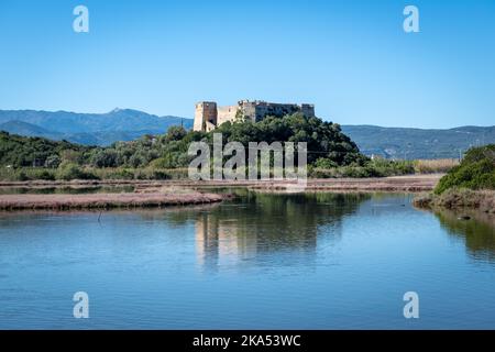 Die Ruinen einer osmanischen Burg mit Spiegelung auf dem Wasser. Stockfoto