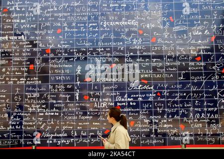 SUZHOU, CHINA - 31. OKTOBER 2022 - die Bürger sehen und posieren für Fotos neben der Französischen Liebesmauer im Ligongdi Kultur- und Kreativblock von Suzho Stockfoto