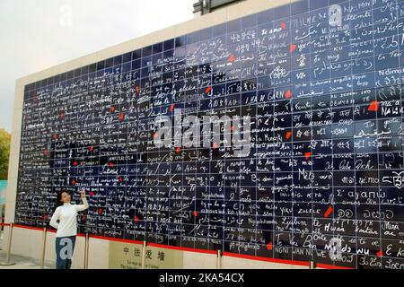 SUZHOU, CHINA - 31. OKTOBER 2022 - die Bürger sehen und posieren für Fotos neben der Französischen Liebesmauer im Ligongdi Kultur- und Kreativblock von Suzho Stockfoto