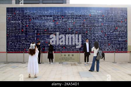 SUZHOU, CHINA - 31. OKTOBER 2022 - die Bürger sehen und posieren für Fotos neben der Französischen Liebesmauer im Ligongdi Kultur- und Kreativblock von Suzho Stockfoto